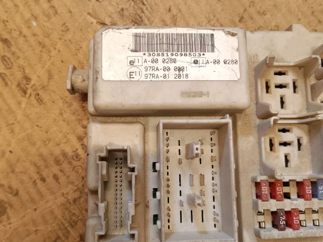 bontott FORD FOCUS II Biztosítéktábla Utastér