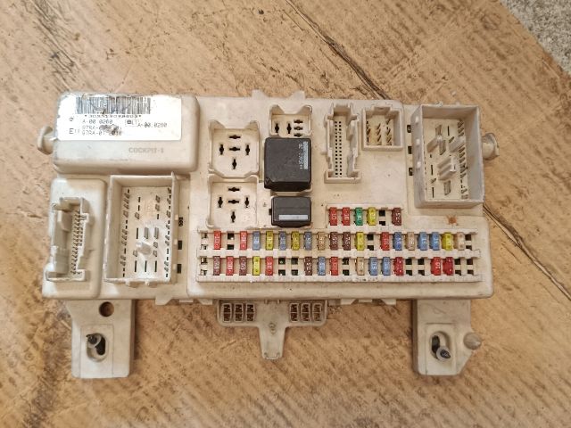 bontott FORD FOCUS II Biztosítéktábla Utastér