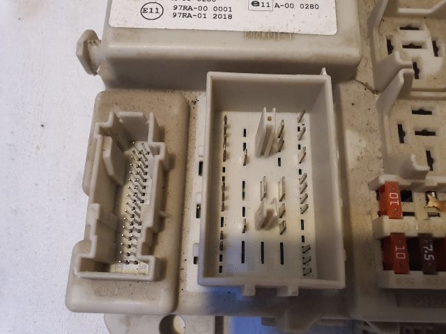 bontott FORD FOCUS II Biztosítéktábla Utastér