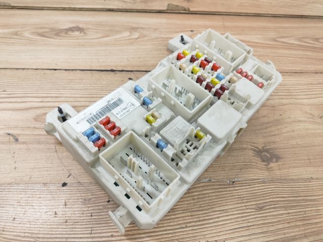 bontott FORD FOCUS II Biztosítéktábla Utastér