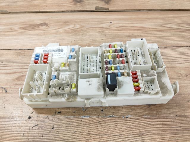 bontott FORD FOCUS II Biztosítéktábla Utastér