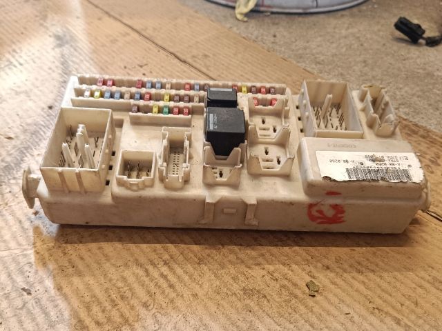 bontott FORD FOCUS II Biztosítéktábla Utastér