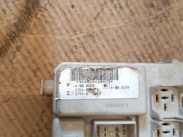 bontott FORD FOCUS II Biztosítéktábla Utastér