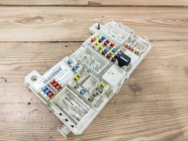 bontott FORD FOCUS II Biztosítéktábla Utastér