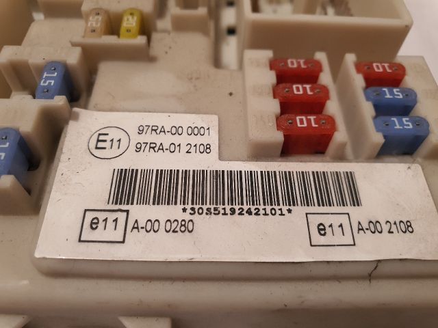 bontott FORD FOCUS II Biztosítéktábla Utastér