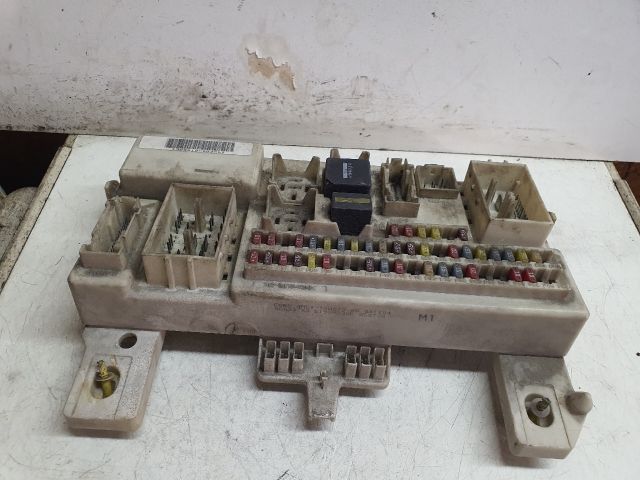 bontott FORD FOCUS II Biztosítéktábla Utastér