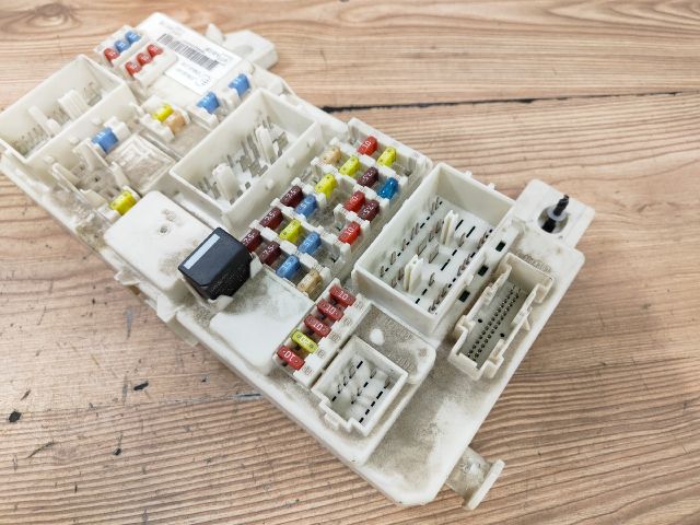 bontott FORD FOCUS II Biztosítéktábla Utastér