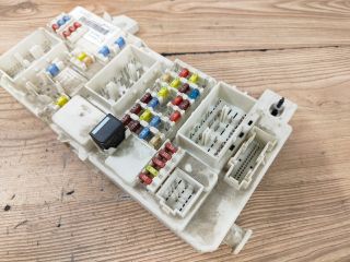 bontott FORD FOCUS II Biztosítéktábla Utastér