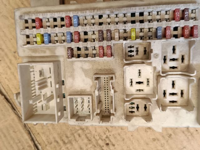 bontott FORD FOCUS II Biztosítéktábla Utastér