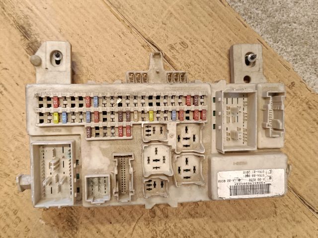 bontott FORD FOCUS II Biztosítéktábla Utastér