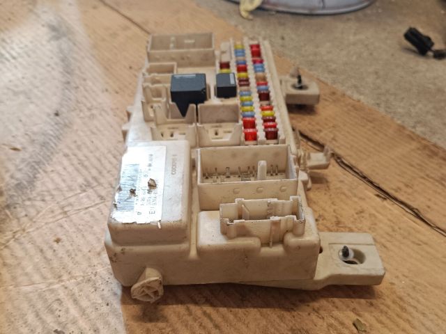 bontott FORD FOCUS II Biztosítéktábla Utastér