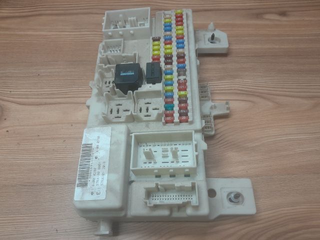 bontott FORD FOCUS II Biztosítéktábla Utastér