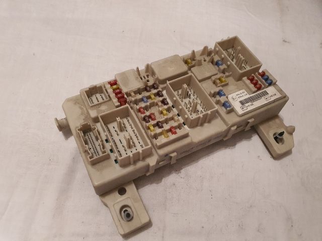 bontott FORD FOCUS II Biztosítéktábla Utastér