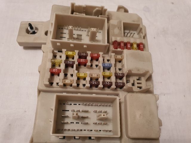 bontott FORD FOCUS II Biztosítéktábla Utastér