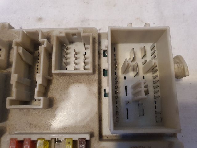 bontott FORD FOCUS II Biztosítéktábla Utastér