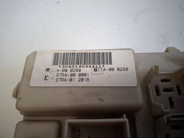 bontott FORD FOCUS II Biztosítéktábla Utastér