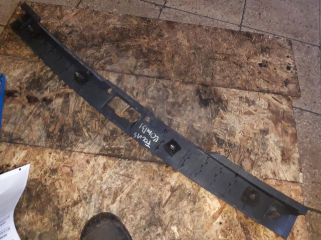 bontott FORD FOCUS II Csomagtérajtó Burkolat Alsó