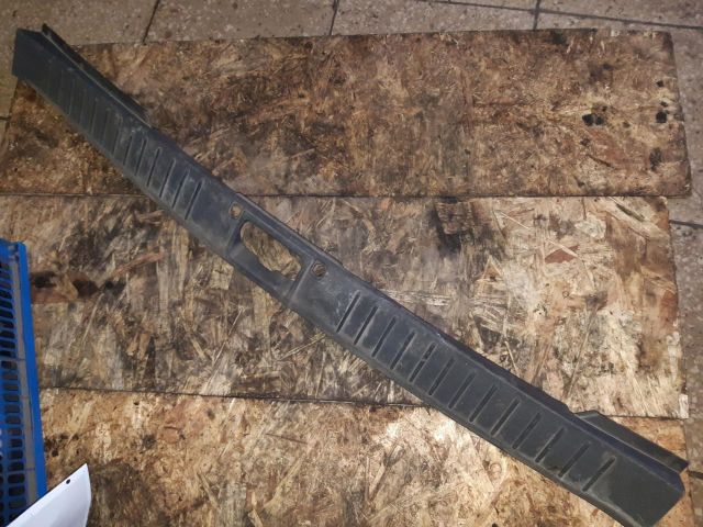 bontott FORD FOCUS II Csomagtérajtó Burkolat Alsó