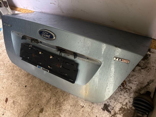 bontott FORD FOCUS II Csomagtérajtó (Részeivel)