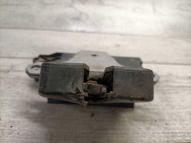 bontott FORD FOCUS II Csomagtérajtó Zárszerkezet