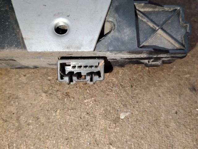 bontott FORD FOCUS II Csomagtérajtó Zárszerkezet