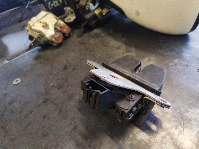 bontott FORD FOCUS II Csomagtérajtó Zárszerkezet