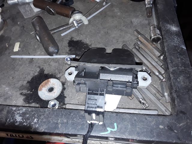 bontott FORD FOCUS II Csomagtérajtó Zárszerkezet