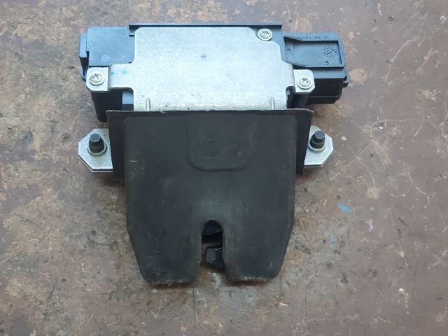 bontott FORD FOCUS II Csomagtérajtó Zárszerkezet