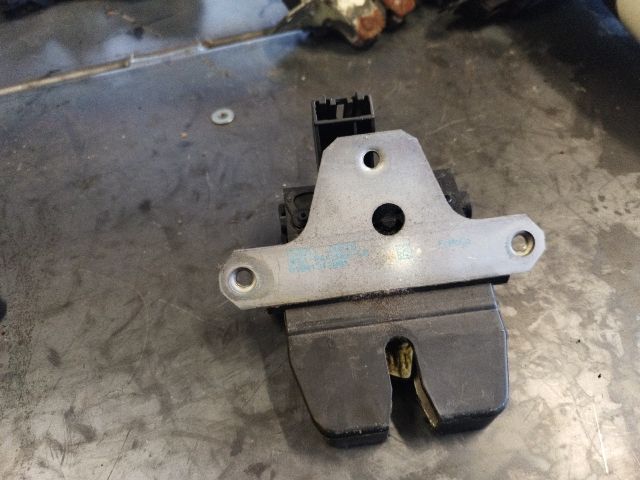 bontott FORD FOCUS II Csomagtérajtó Zárszerkezet