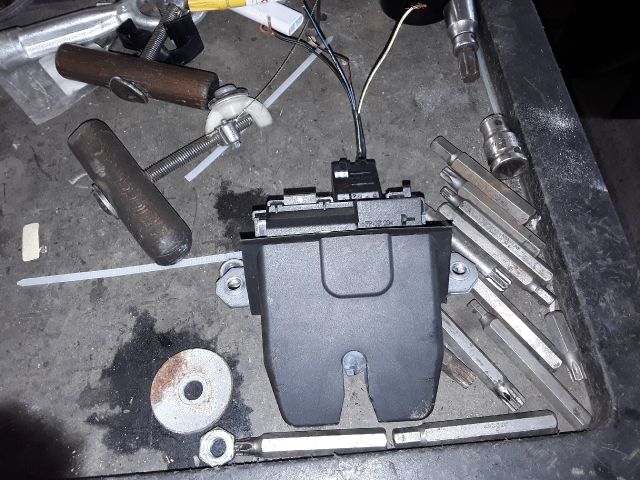 bontott FORD FOCUS II Csomagtérajtó Zárszerkezet