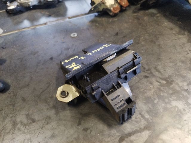 bontott FORD FOCUS II Csomagtérajtó Zárszerkezet