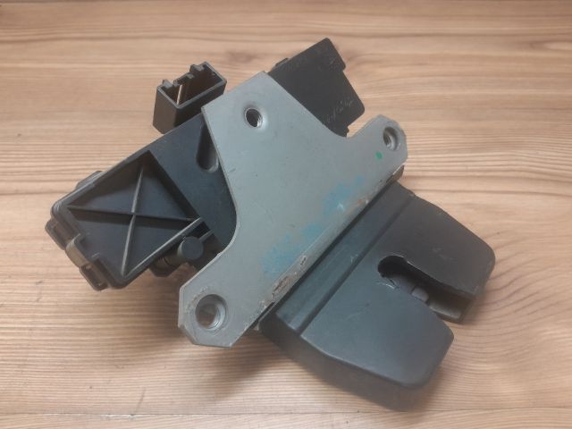 bontott FORD FOCUS II Csomagtérajtó Zárszerkezet