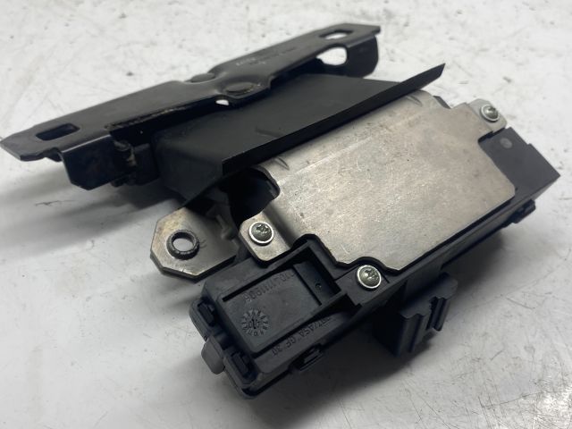 bontott FORD FOCUS II Csomagtérajtó Zárszerkezet