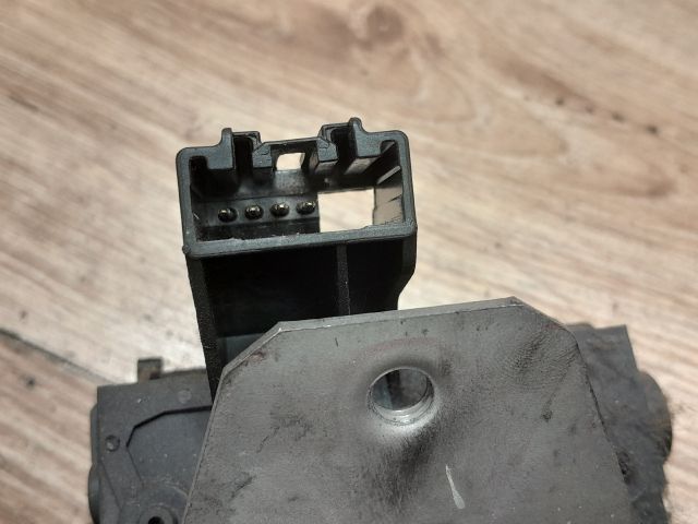 bontott FORD FOCUS II Csomagtérajtó Zárszerkezet