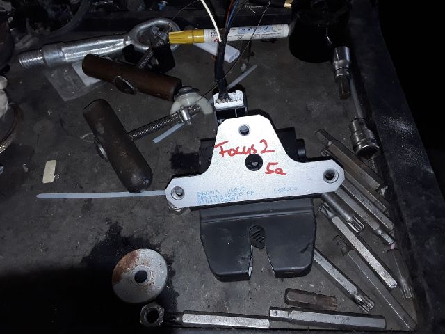 bontott FORD FOCUS II Csomagtérajtó Zárszerkezet