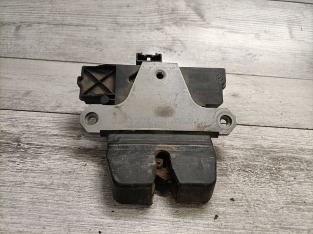 bontott FORD FOCUS II Csomagtérajtó Zárszerkezet