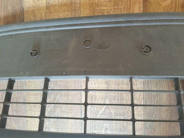 bontott FORD FOCUS II Első Lökhárító Alsó Középső Díszrács