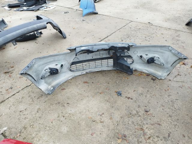 bontott FORD FOCUS II Első Lökhárító (Részeivel)