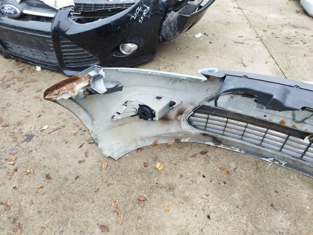 bontott FORD FOCUS II Első Lökhárító (Részeivel)