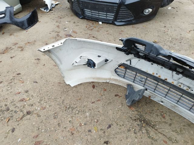 bontott FORD FOCUS II Első Lökhárító (Részeivel)