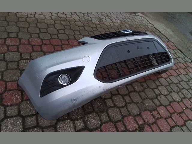 bontott FORD FOCUS II Első Lökhárító (Részeivel)