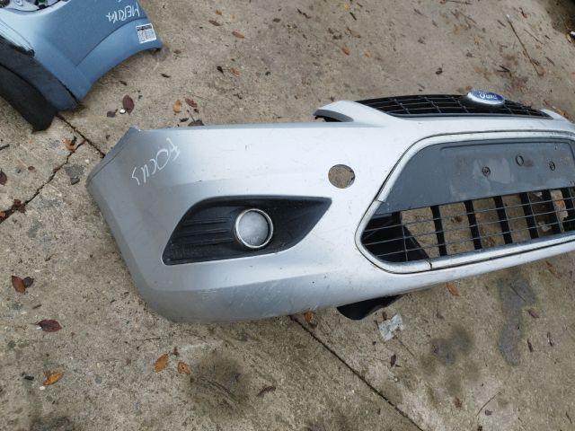 bontott FORD FOCUS II Első Lökhárító (Részeivel)