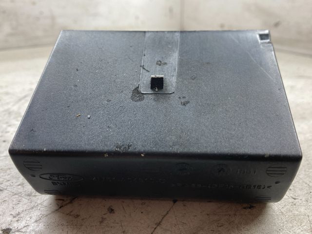 bontott FORD FOCUS II Első Tároló Rekesz