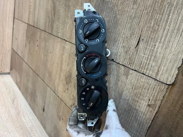 bontott FORD FOCUS II Fűtéskapcsoló (manuális klímás)