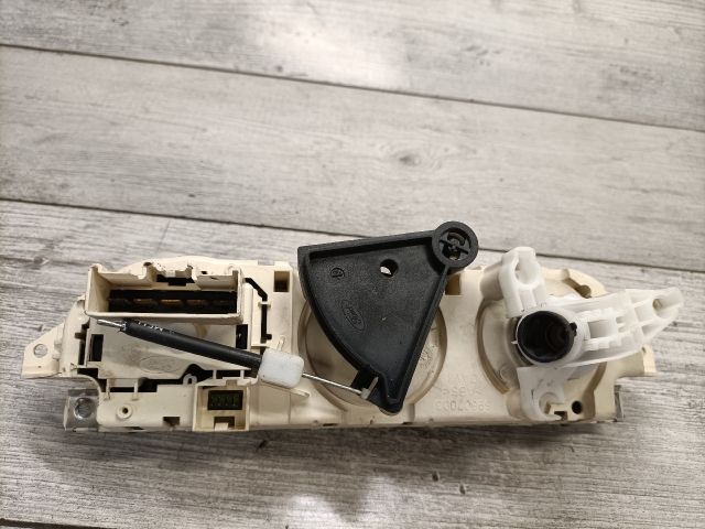 bontott FORD FOCUS II Fűtéskapcsoló (manuális klímás)