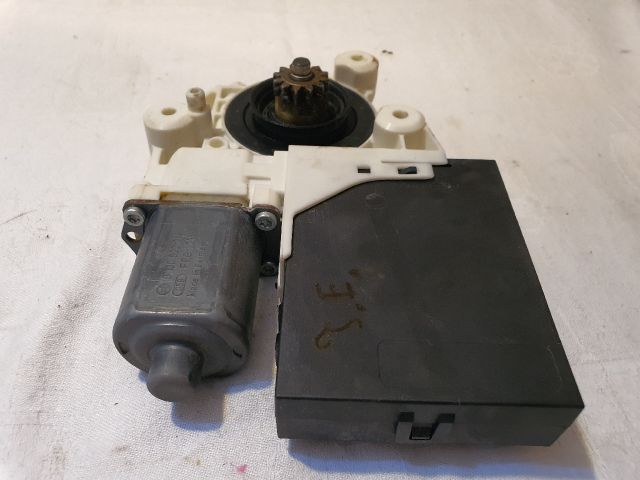 bontott FORD FOCUS II Jobb első Ablakemelő Motor