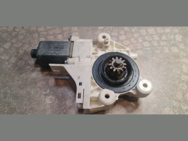 bontott FORD FOCUS II Jobb első Ablakemelő Motor