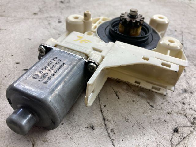 bontott FORD FOCUS II Jobb első Ablakemelő Motor