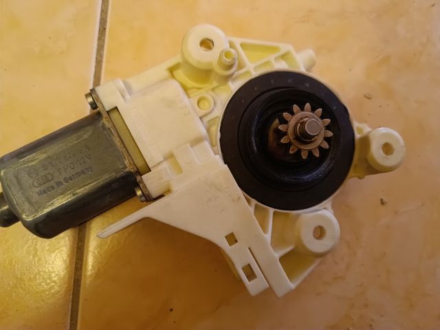 bontott FORD FOCUS II Jobb első Ablakemelő Motor