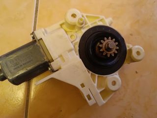 bontott FORD FOCUS II Jobb első Ablakemelő Motor